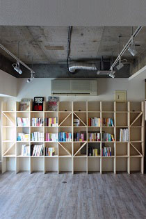 デザイン事務所の本棚
