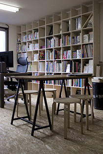 デザイン事務所の本棚